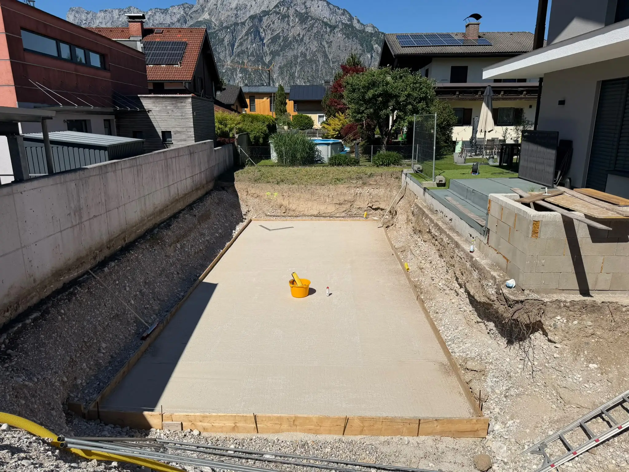 Verschallungsmauer und Steinfassung für Poolanlage im Inntal
